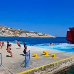 Σίκινος: Λιμενικοί χωρίς επιτυχία να αποτρέψουν τις καθιερωμένες βουτιές των «απονεριστών» στα απόνερα του πλοίου ( VIDEO )