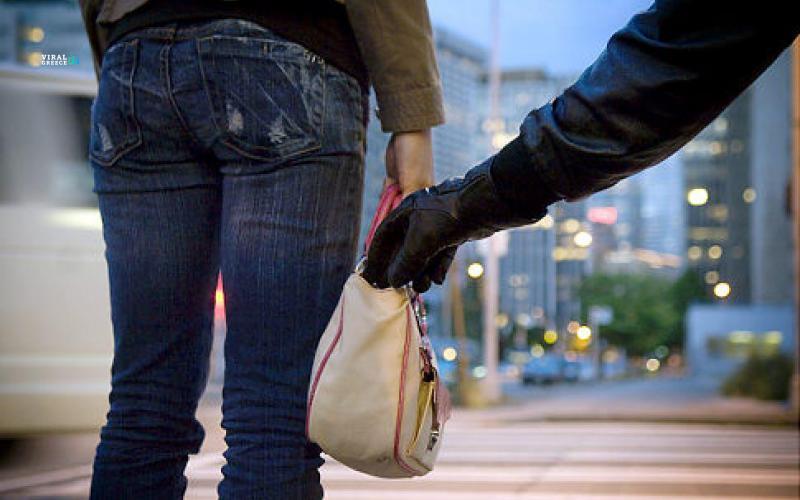 Πήγε να κλέψει άνδρα στην Ακρόπολη και κατέληξε στο νοσοκομείο