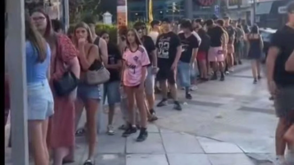 Χαλάνδρι: Ουρές εκατοντάδων μέτρων στα εγκαίνια γνωστού fast food ( VIDEO )