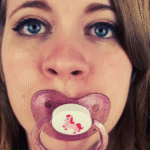 Νέα μόδα στην Κίνα: Ενήλικες καταφεύγουν σε πιπίλες για ηρεμία και ύπνο