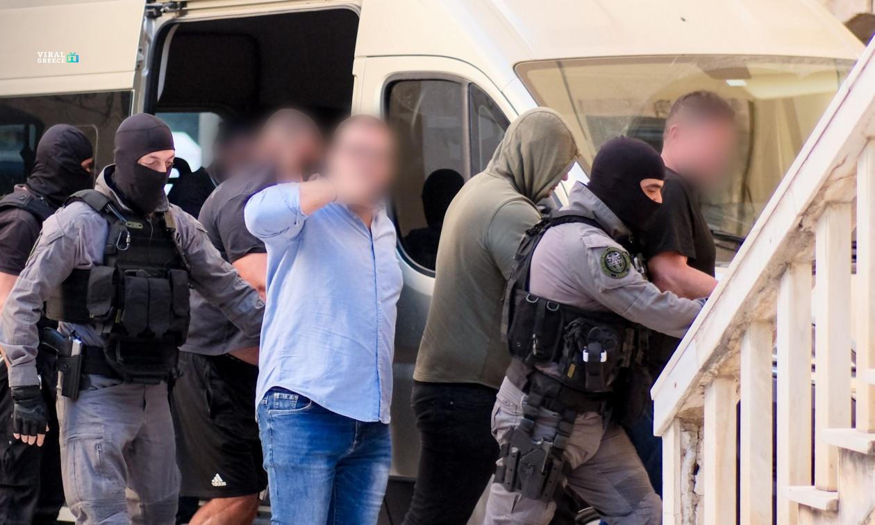 Απολογούνται οι 17 της «μαφίας της Κρήτης» – Συγγενείς φώναζαν «σε αγαπώ πολύ» 238f9335-mafia-kriti