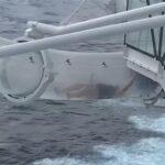 Γυναίκα «κόλλησε» σε γυάλινη νεροτσουλήθρα κρουαζιερόπλοιου ( VIDEO )