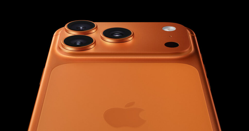 Η Apple αποκάλυψε τα iPhone 17, iPhone Air, Apple Watch 11 και AirPods Pro 4 Apple iPhone 17 Pro camera close up 250909 lp.jpg.og