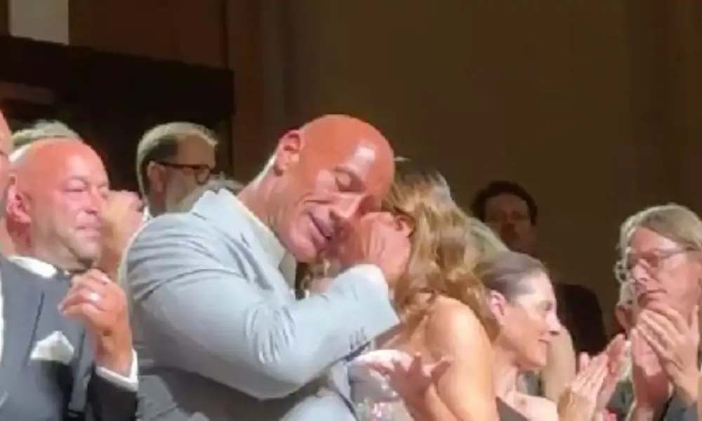 Δάκρυα συγκίνησης για τον Dwayne Johnson στη Βενετία – 15λεπτο standing ovation για το “The Smashing Machine”