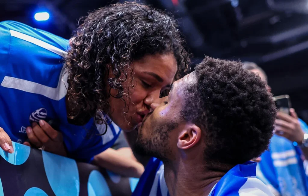 Η σύζυγος του Γιάννη Αντετοκούνμπο σπάει τη σιωπή της για την επιλόχειο κατάθλιψη: «Έκρυβα τα δάκρυα μου»