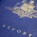 Έψαχνε για το παλιό του διαβατήριο και βρήκε ένα εκατομμύριο