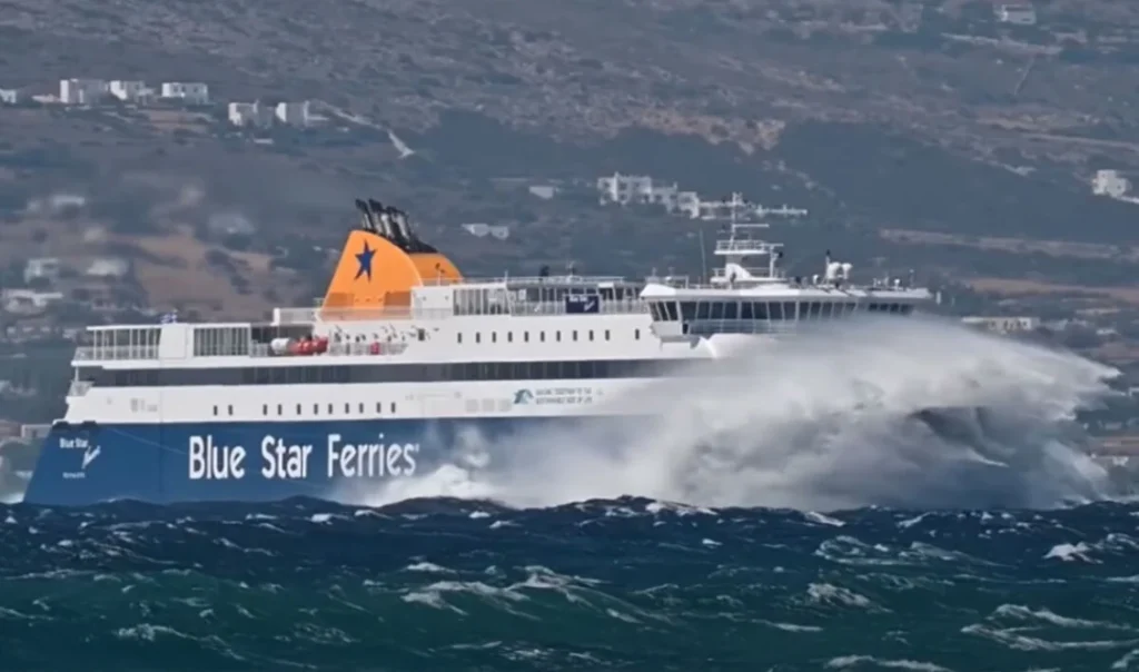 Το Blue Star Naxos «παλεύει» με τα κύματα σε εντυπωσιακό βίντεο ( VIDEO )