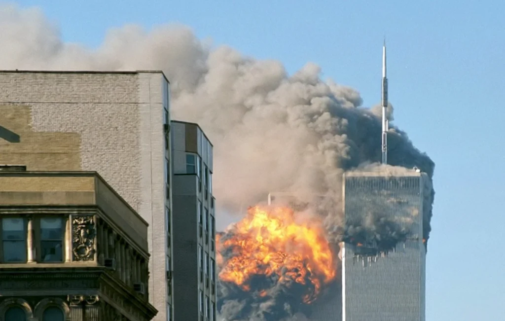 Σαν σήμερα 11 Σεπτεμβρίου 2001: Ημέρα που άλλαξε τον κόσμο – Οι θεωρίες συνωμοσίας που επιμένουν