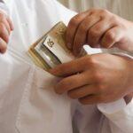 Σύλληψη διευθυντή καρδιοχειρουργικής στο «Ιπποκράτειο» για φακελάκια έως 5.000 ευρώ Σύλληψη διευθυντή καρδιοχειρουργικής στο «Ιπποκράτειο» για φακελάκια έως 5.000 ευρώ