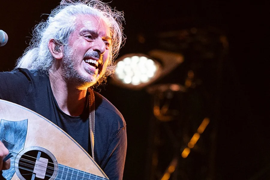 Γιάννης Χαρούλης: Το Last Tour συνεχίζεται με πάθος – Sold out η πρώτη βραδιά στον Λυκαβηττό