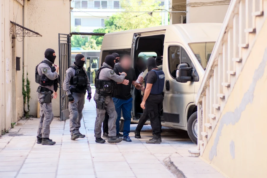 Απολογούνται οι 17 της «μαφίας της Κρήτης» – Συγγενείς φώναζαν «σε αγαπώ πολύ» 1 kriti eisaggeleas