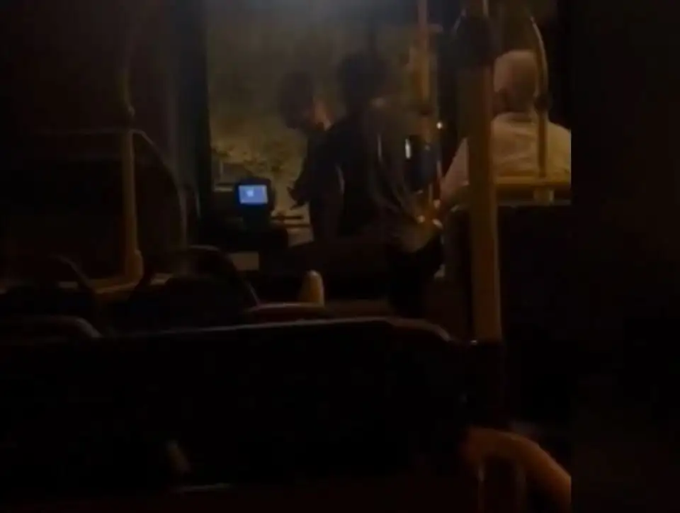 Μεθυσμένος επιβάτης ξυλοκόπησε οδηγό λεωφορείου στη Βάρη – Νοσηλεύεται με σπασμένη γνάθο 1 leoforeio