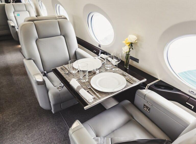 Πώς να κλείσετε θέση στην πρώτη θέση χωρίς να πληρώσετε – Το μυστικό των αεροσυνοδών mallia-kouvaria-gia-tin-proti-thesi-sto-aeroplano