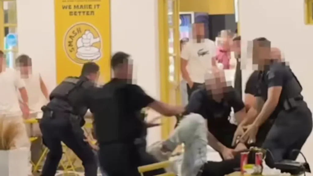 Συμπλοκή στη Μύκονο: Ιταλοί τουρίστες «τα έβαλαν» με αστυνομικούς έξω από μπεργκεράδικο ( VIDEO )