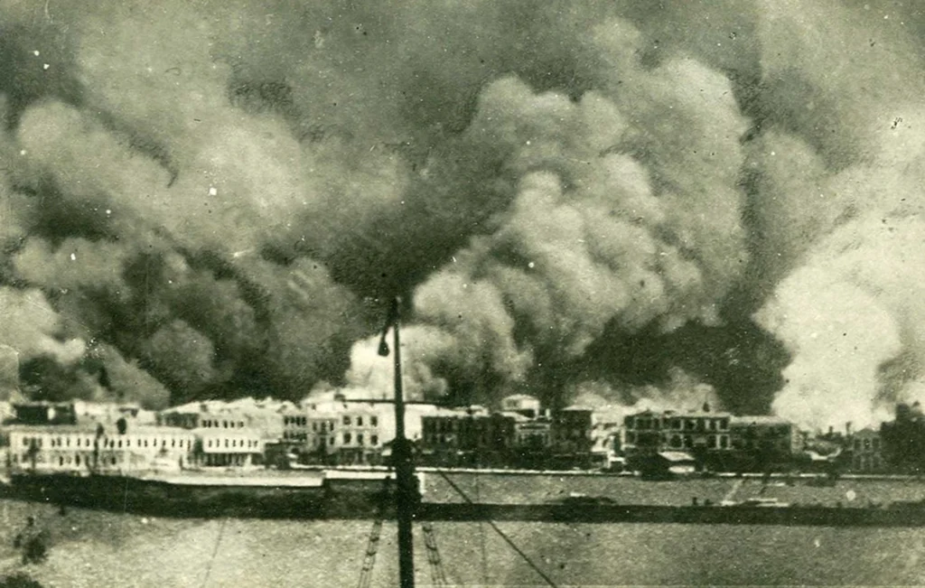 Σαν σήμερα, 13 Σεπτεμβρίου 1922: Η Σμύρνη στις φλόγες και το τέλος του Μικρασιατικού Ελληνισμού