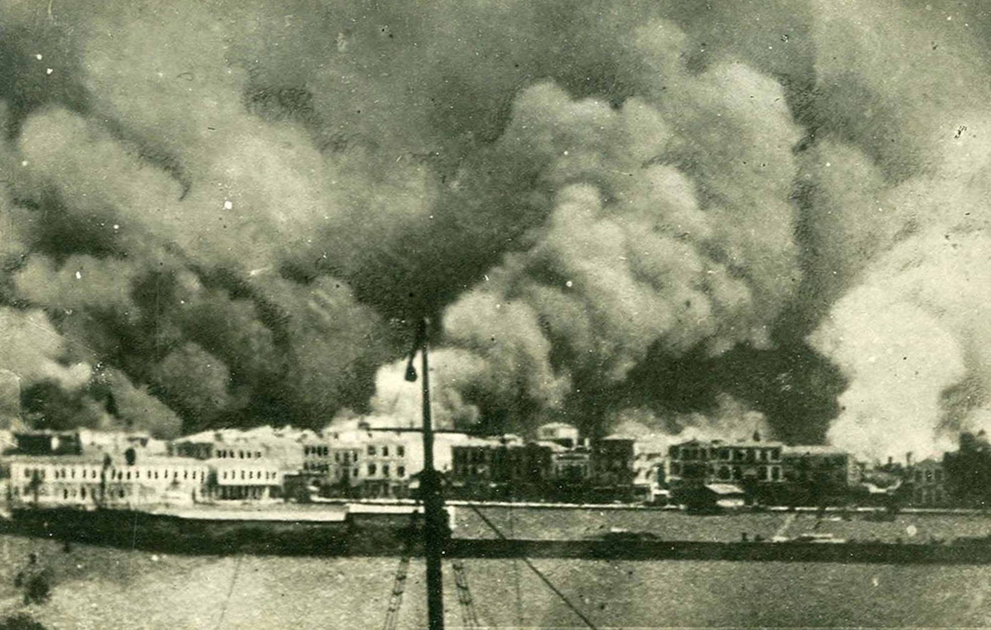 Σαν σήμερα, 13 Σεπτεμβρίου 1922: Η Σμύρνη στις φλόγες και το τέλος του Μικρασιατικού Ελληνισμού smurni.jpg