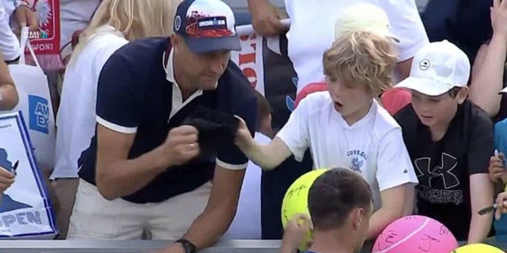 US Open: CEO άρπαξε υπογεγραμμένο καπέλο μέσα από τα χέρια μικρού παιδιού ( VIDEO )