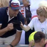 US Open: CEO άρπαξε υπογεγραμμένο καπέλο μέσα από τα χέρια μικρού παιδιού ( VIDEO ) US Open: CEO άρπαξε υπογεγραμμένο καπέλο μέσα από τα χέρια μικρού παιδιού ( VIDEO )