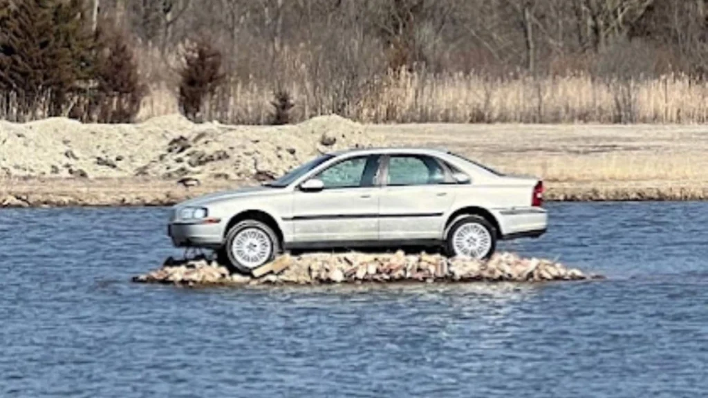 Το «νησί του Volvo» στο Ιλινόις: Ένα εγκαταλελειμμένο αυτοκίνητο που έγινε τουριστικό αξιοθέατο ( VIDEO )