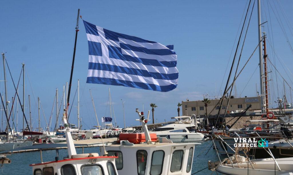 Η μεγαλύτερη ελληνική σημαία υψώνεται στο Ηράκλειο