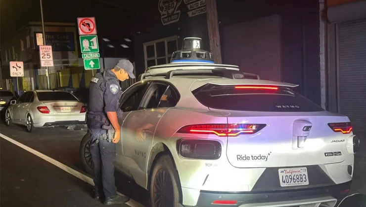 Αστυνομικοί σταμάτησαν ταξί για κλήση και ανακάλυψαν πως δεν είχε οδηγό