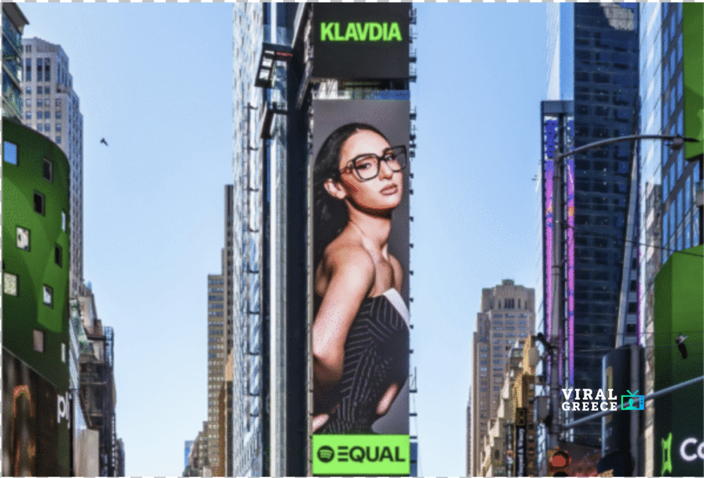 Η Klavdia «φωτίζει» την Times Square