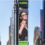 Η Klavdia «φωτίζει» την Times Square Η Klavdia «φωτίζει» την Times Square