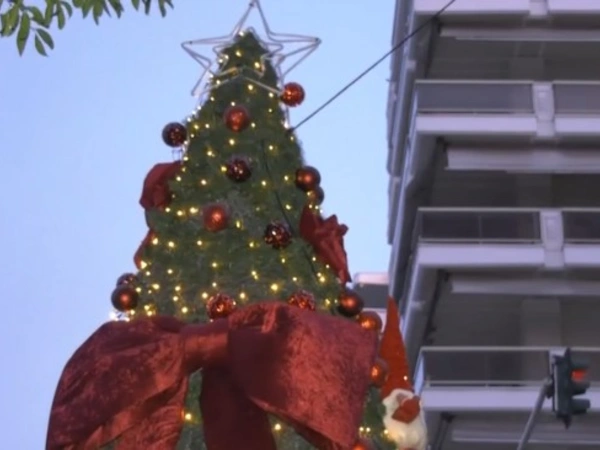 Η Θεσσαλονίκη φόρεσε (πρόωρα) τα γιορτινά της – Το πρώτο χριστουγεννιάτικο δέντρο της χρονιάς