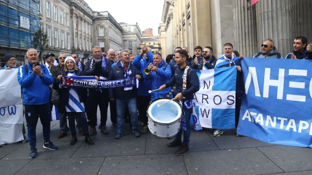 Όλη η Γλασκώβη στις αποχρώσεις της Ελλάδας