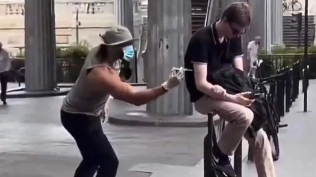 Φάρσα τρόμου στο Παρίσι: TikToker «έκανε ενέσεις» σε περαστικούς και καταδικάστηκε σε φυλάκιση! ( VIDEO )