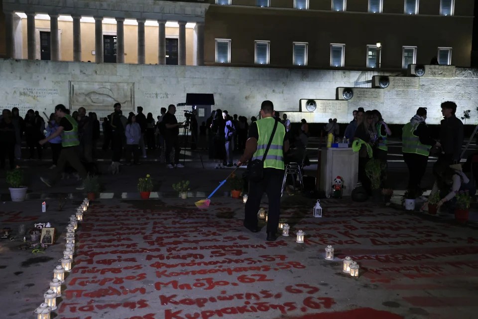 Ζωή Κωνσταντοπούλου και Ρούτσι καθάρισαν τον χώρο μπροστά από το Μνημείο του Άγνωστου Στρατιώτη  kathariotita sintagma 2.jpg