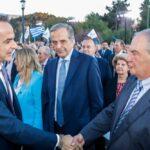 Μητσοτάκης: Τι υποδηλώνει η εμφάνιση δίπλα σε Σαμαρά και Καραμανλή – Η στρατηγική του 2027 απέναντι στον «αντίπαλο» Τσίπρα