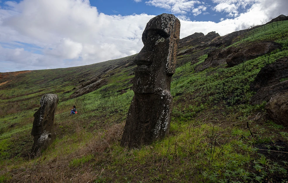 Νησί του Πάσχα: Ερευνητές προτείνουν πώς οι αρχαίοι «έκαναν τα αγάλματα να περπατήσουν»