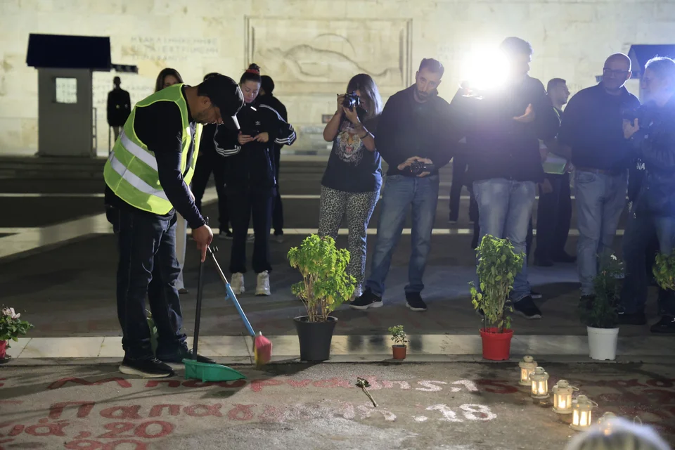 Ζωή Κωνσταντοπούλου και Ρούτσι καθάρισαν τον χώρο μπροστά από το Μνημείο του Άγνωστου Στρατιώτη  panos routsi sintagma skoupa.jpg