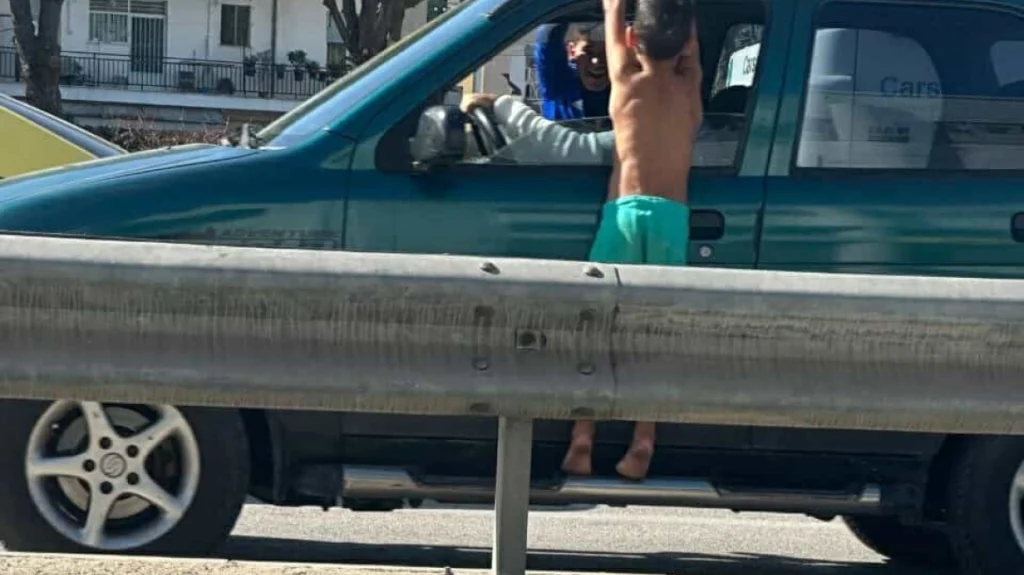 Πάτρα: Μικρά παιδιά Ρομά κρεμιούνται από αυτοκίνητα σε φανάρι