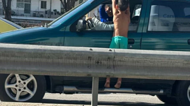 Πάτρα: Μικρά παιδιά Ρομά κρεμιούνται από αυτοκίνητα σε φανάρι roma1