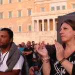 Η πρόσκληση εκταφής του γιου του Πάνου Ρούτσι θυροκολλήθηκε στο γραφείο της Ζωής Κωνσταντοπούλου.