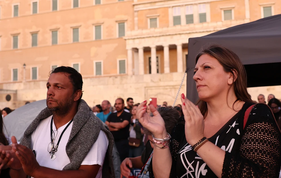 Η πρόσκληση εκταφής του γιου του Πάνου Ρούτσι θυροκολλήθηκε στο γραφείο της Ζωής Κωνσταντοπούλου.