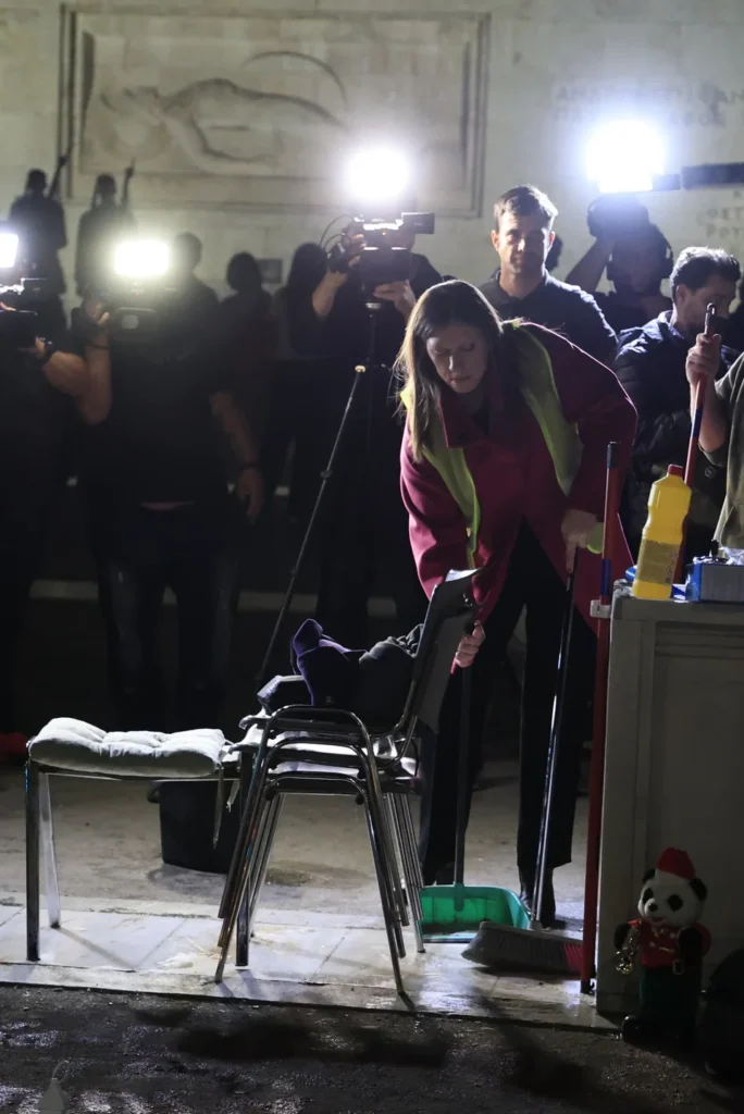 Ζωή Κωνσταντοπούλου και Ρούτσι καθάρισαν τον χώρο μπροστά από το Μνημείο του Άγνωστου Στρατιώτη  zoi konstantopouloy farasi skoupa sintagma.jpg