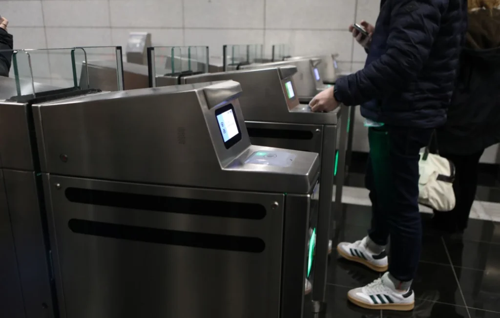 Η Αθήνα γίνεται digital: Από το Σάββατο οι μετακινήσεις γίνονται με… ένα tap στο κινητό