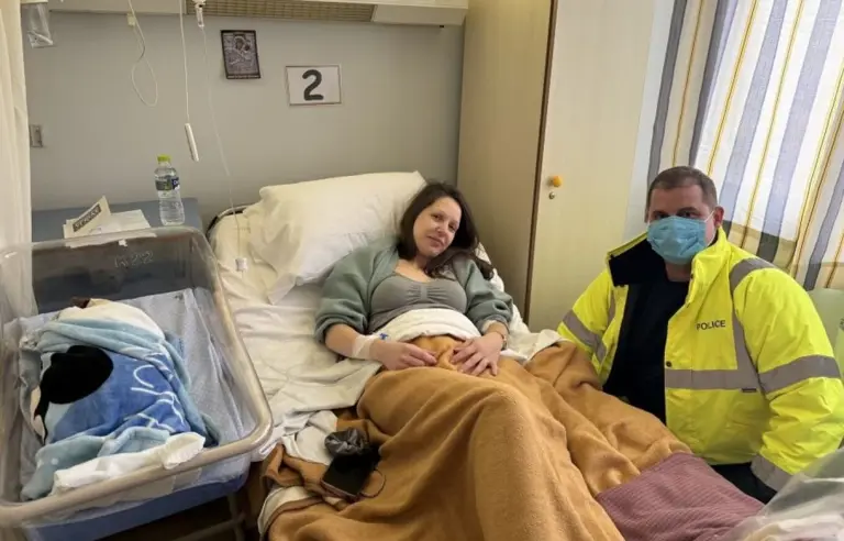 Ήρωας της ασφάλτου στην Αρκαδία: Αστυνομικός μετέφερε έγκυο μέσα στην κακοκαιρία