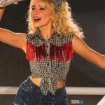 Σαμπρίνα Κάρπεντερ: Διέκοψε τη συναυλία όταν θαυμαστής της πέταξε χειροπέδες στη σκηνή ( VIDEO )