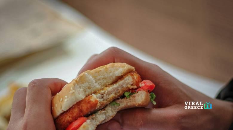 Κατάπιε ολόκληρο μπέργκερ χωρίς να το μασήσει, σε επικίνδυνο challenge – Σε κρίσιμη κατάσταση 22χρονος c36b943b-khalid-boutchich-c2oo0iulufy-unsplash