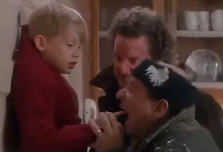 Μακόλεϊ Κάλκιν: «Ο Τζο Πέσι με δάγκωσε στα γυρίσματα του Home Alone — και ακόμα έχω την ουλή!» dagkoma.jpg