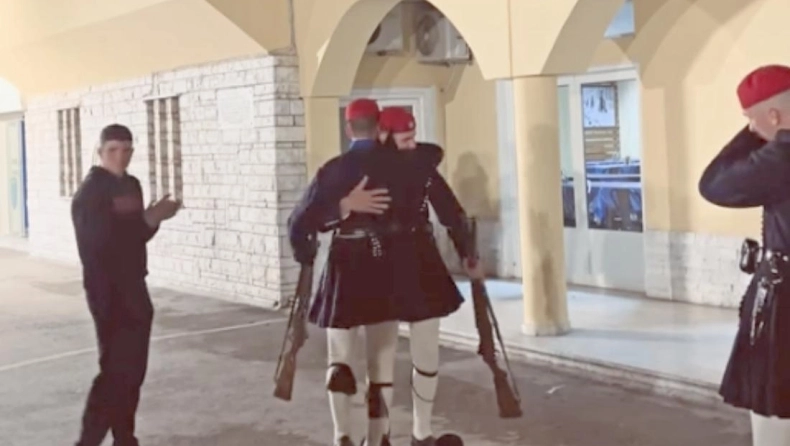 Συγκίνηση στην Προεδρική Φρουρά: Viral βίντεο δείχνει εύζωνα να ολοκληρώνει την τελευταία του υπηρεσία με δάκρυα