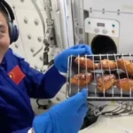 Ψητά φτερά κοτόπουλου… στο Διάστημα! Οι Κινέζοι αστροναύτες έγραψαν ιστορία με το πρώτο “space barbecue” Ψητά φτερά κοτόπουλου… στο Διάστημα! Οι Κινέζοι αστροναύτες έγραψαν ιστορία με το πρώτο “space barbecue”