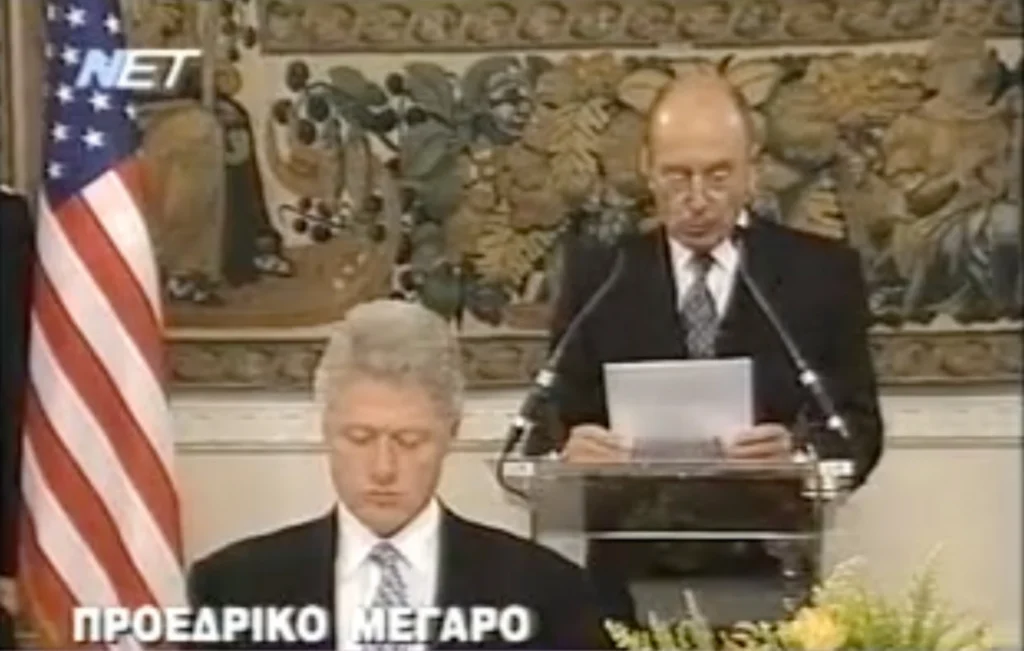 Σαν σήμερα 19 Νοεμβρίου 1999: Ο ιστορικός λόγος Στεφανόπουλου στον Κλίντον μέσα σε μια Αθήνα–φρούριο και δρόμους σε εξέγερση