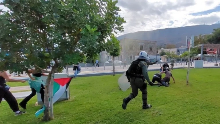 Σούδα: Άνδρας της ασφάλειας πήγε να κάνει σύλληψη και δέχτηκε επίθεση από τα ΜΑΤ – «Δικός σας είμαι!» φώναζε μέσα στο χάος n6lowg3l