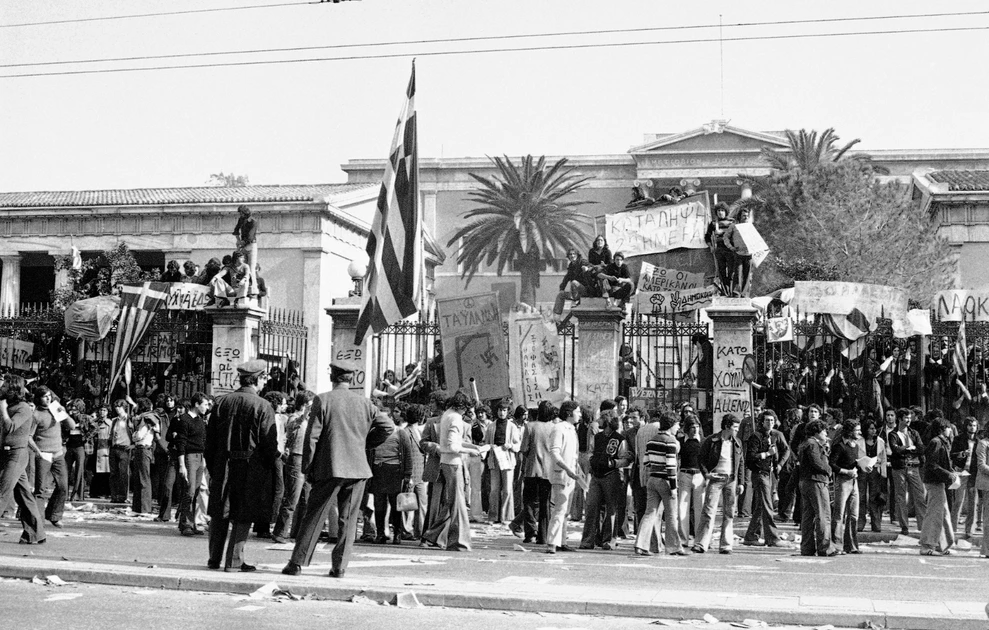 Σαν σήμερα 17 Νοεμβρίου 1973: Η νύχτα που το Πολυτεχνείο υψώθηκε απέναντι στη χούντα