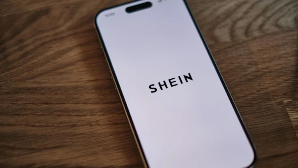 Shein: Από την παγκόσμια λάμψη στην κρίση – Πρόστιμα 191 εκατ. ευρώ και προσωρινή αναστολή